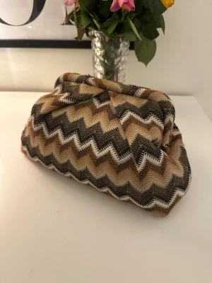 Becksöndergaard väsk - Superfin väska. Använder ej längre 💕 den är lite sönder på ena sidan (sista bilden) men det är inget man lägger märke till! 