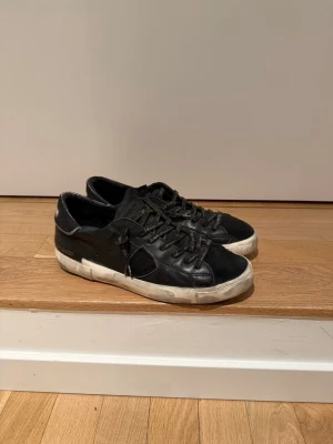 Philippe Model - svarta - size 42 - Säljer nu dessa stilrena svartvita Phillipe models i storlek 42, de är i super skick. Inget og ingår. Perfekt nu inför våren som börjar närma sig. Vid fler frågor är det bara att skriva och pris kan diskuteras vid snabb affär! MVH VMresell