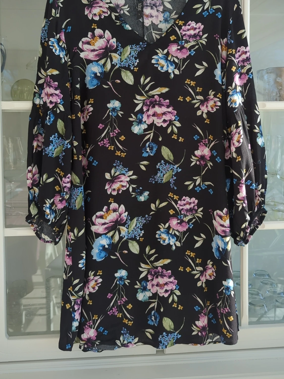 Blommig svart klänning från Xlnt