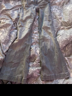 Gråa jeans  - Säljer ett par gråa jeans från hm i storlek 146💗