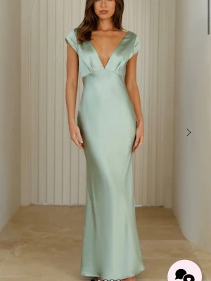 Balklänning  - Världens finaste balklänning från Hello Molly! Använd en gång, skulle bedöma storleken som Xs/S 💗jag är 160, skriv vid frågor! 