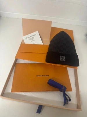 Louis Vuitton Mössa - Mössa från Louis Vuitton i mörkgrått med ett diskret mönster. Köpt ifrån Louis Vuitton butiken i Stockholm kvitto tillkommer vid köp av mössan🙌