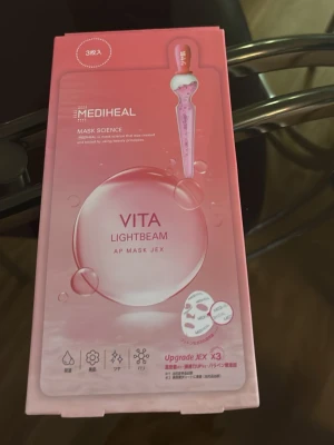 Mediheal Vita Lightbeam ansiktsmask - Mediheal Vita Lightbeam AP Mask JEX är en ansiktsmask i sheet-format som kommer i en rosa förpackning. Masken är framtagen för att ge huden lyster och innehåller vitaminer. Perfekt för dig som vill boosta huden med glow.