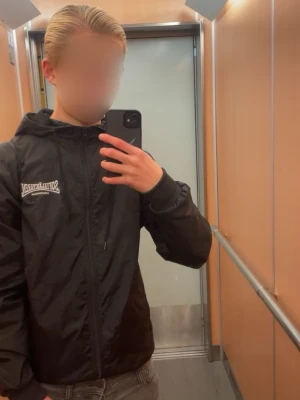 Svart vindjacka Sofialäktaren  - Svart vindjacka från Sofialäktaren! Storlek M. REKOMMENDERAR STARKT! Jackan passar dig perfekt som är 185-188! Säljer eftersom den är för stor för mig, kan BYTA mot en mindre storlek! Inköpspris:500kr, fast otroligt populär så den säljs för 1200kr! glöm ej att buda. 