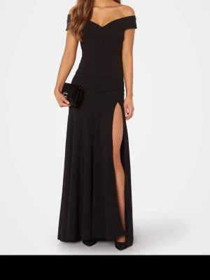 Balklänning  - Balklänning från Bubbleroom. Använd en gång. Köpt för 1000kr. Storlek 38. Jag är 170cm för referens🤗