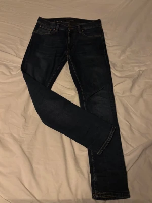 Nudie Jeans - Hej, säljer ett par riktigt snygga Nudie jeans i fint skick, hör av dig vid fler funderingar!