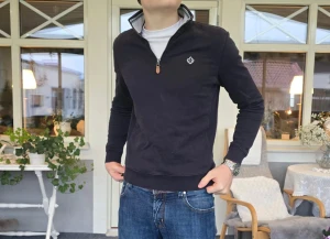 Morris tröja med dragkedja - Snygg blå halfzip Morriströja i storlek small. Inga defekter. Säljer då den inte passa 🤗