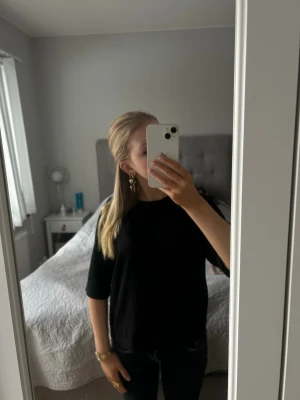 Svart T-shirt  - Säljer min svarta Tshit som är i ett tjockare och mjukare material! Tröjan är från Vero Moda och är i storlek XS! Kvaliteten på tröjan är använd men fortfarande väldigt bra kvalitet! Säljer då den inte kommer till användning 🥰
