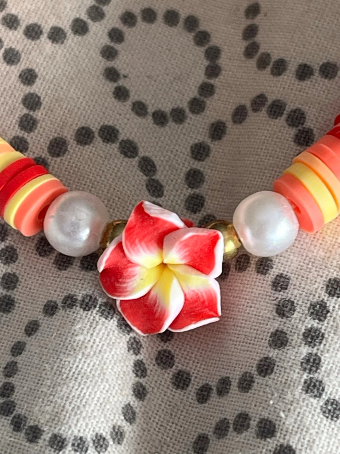 Färgglatt pärlarmband med blomma - 1
