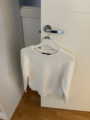Vit stickad tröja BIKBOK - Vit stickad BIKBOK köpt i januari nypris 500 mitt pris 300 