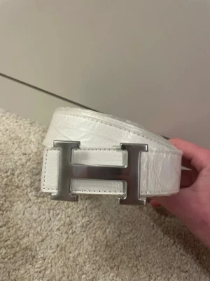 H Bälte Vit - Stilrent H-Bälte Vitt, 110cm, Helt nytt. 