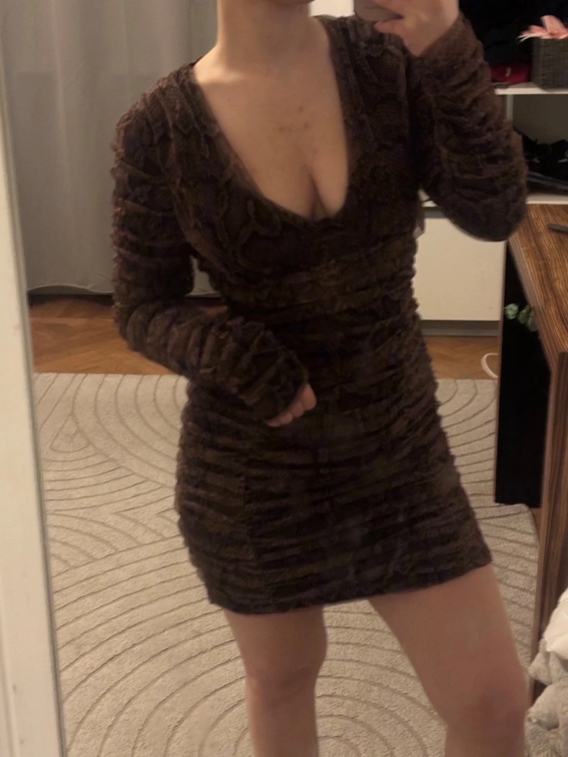 Brun kort klänning med ormmönster