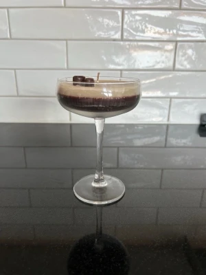 Espresso doftljus - Espresso Dream ☕️ Ett doftljus som både luktar och ser ut som en espresso martini.🍸 Brinntiden är över 16 timmar. Den enda defekten gäller bara estetiska skäl, därav påverkas inte produktens användning i sig. Finns att hämta upp på ProCivitas Privata Gymnasium Södermalm, Tullgårdsgatan 12, om man inte vill betala frakt! Original pris: 129 kronor