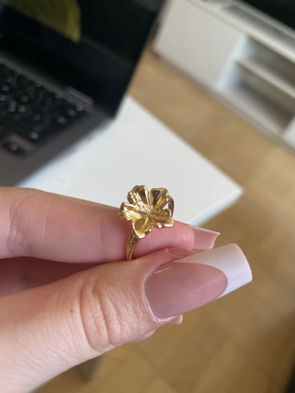 Guldfärgad ring med fyrklöver - 4
