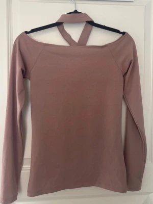 Fintröja - Snygg tröja med band man kan ha runt halsen annars kan man ha utan, skönt material å färgen är typ beige/rosa