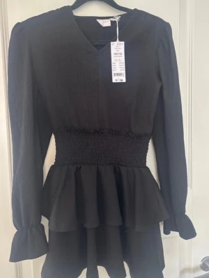 Klänning - Så fin volangklänning som är helt oanvänd då den ej passade mig, stl 146/152 ifrån gina tricot young, köpt för 249kr