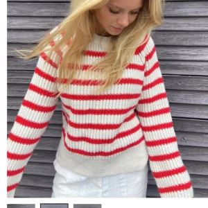 randig stickad tröja - säljer den här tröjan ifrån design by si eftersom den aldrig blivit använd 💕endast testad för att prova när den kom, så är i nyskick 🥰nypris: 530kr. I storleken XS/S