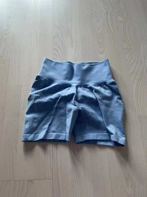 Träningshorts  - Ljusblå träningshorts med skön och andningsbar kvalitet. Läs mer på ICANIWILL om Rush Seamless 🩵 