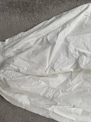 Vit långkjol från Gina Tricot  - Säljer denna vita långkjol som är använd 1 gång, säljer den då den aldrig har kommit till användning 