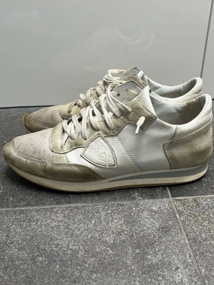 Phillipemodel skor - Tjena säljer nu dessa feta Phillipemodel dojor. Storlek 41 men sitter mer som 42 skicket är inte jätte bra men de är fortfarande väldigt användbara. Hör av er om ni har nån fråga✌️