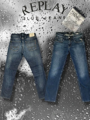 Blå raka jeans från Replay - Modell anbass Storlek 30/32 Slimfit passform och sitter riktigt schyssta på benen  Modellen är 180cm lång och väger 55kg  Mått: Midja 38cm Längd 102cm Benöppning 16cm Lår 26cm  Skriv om ni har några frågor Fraktas samma eller nästa dag📦🚛 