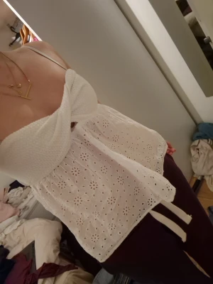 Axelbandslös topp - Axelbandslös topp med detaljer ifrån gina i storlek S💓 Nyskick, aldrig använt!