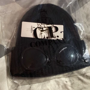 Cp company mössa - En helt ny cp company mössa bra skick qr coden finns och tag. Kan tänka mig byten mot en vit cp company eller något annat