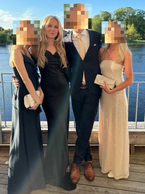 Balklänning i Satin med Slits - Säljer min superfina balklänning från Nelly (900kr nypris), endast använd 1-2 gånger. Klänningen har slits och lite släp. Den har öppen rygg och formar kroppen GUDOMLIGT. Jag är 174 cm lång. Skriv privat för fler bilder. ❤️‍🔥