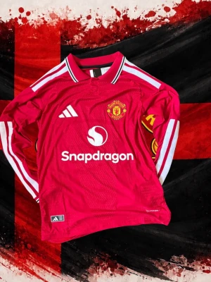 Cunha nummer 10  - Spelare: Matheus Cunha🇧🇷 Storlek: Small 🔹 Lag: Manchester United ❤️ Nummer: 10 🤩 Replika av högsta kvalité 🥶 Passform: Longsleeve 🫶