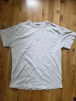 Vit t-shirt från Acne Studios - Säljer en stilren vit t-shirt från Acne Studios med diskret logga tryckt på bröstet. Klassisk passform med rund hals och korta ärmar. Perfekt basplagg till garderoben och tillverkad i mjuk bomull.
