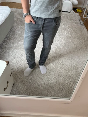 Replay jeans med slitningar  - Replay Jeans | Bra skick | Storlek 34/32 sitter som 33/32 | A-43,5 B-101 | Pris - 499kr | Modellen är ca 180cm lång | Hör av dig vid minsta fråga eller fundering!!
