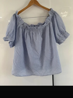 Blårandig off shoulder topp - Söt blårandig off shoulder topp från hm i mycket bra skick!