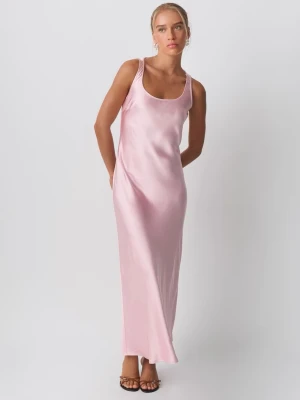 Gina Tricot Maxi Satin Dress - Säljer min Gina Tricot Maxi Satinklänning. Det är en elegant ljusrosa lång satinklänning med ärmlös design och rundad halsringning. Klänningen har en slät, blank yta och en flexibel passform som ger en snygg silhuett. Se bilderna för de få skador som finns på klänningens nedre halva. Selling my Gina Tricot Maxi Satin Dress. It is elegant light pink long satin dress with a sleeveless design and rounded neckline. The dress has a smooth, shiny surface and a flexible fit that gives a stylish silhoue