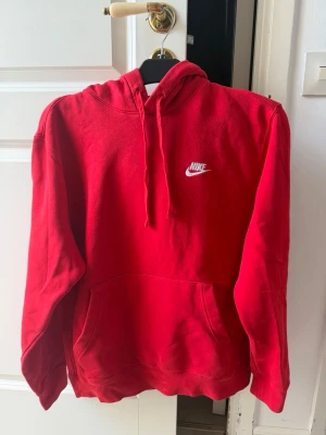 Nike hoodies  - 4  snygga hoodies från Nike i olika färger.  Båda har klassisk huva med dragsko, magficka och Nike-logga broderad på bröstet. Perfekta för en avslappnad streetwear-look. Tillverkade i mjuk bomullsblandning för extra komfort.  Pris: 149 Kr styck, köpta för 599 kr st