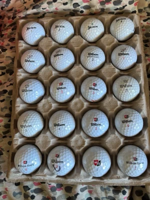 Golfbollar från Wilson och Srixon - Säljer ett set med vita golfbollar från Wilson och Srixon. Bollarna har klassisk rund form och är tillverkade i slitstarkt material. Perfekt för dig som vill fylla på golfbagen med flera bollar av bra kvalitet.