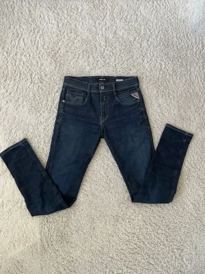 Replay anbass - Ett par feta Replay anbass W29 L 32 i modellen Anbass