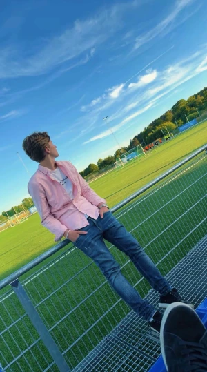 Säljer Denna individ - Säljer min besties kille för han börjar ta upp alldeles för mkt tid från henne tycker jag 🥰🥰 vill gärna få tillbaka henne så varsågod och köp!! 🥰❤️❤️