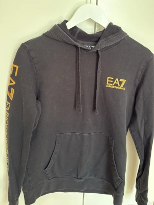 EA7 tröja - EA7 tröja med luva strl S