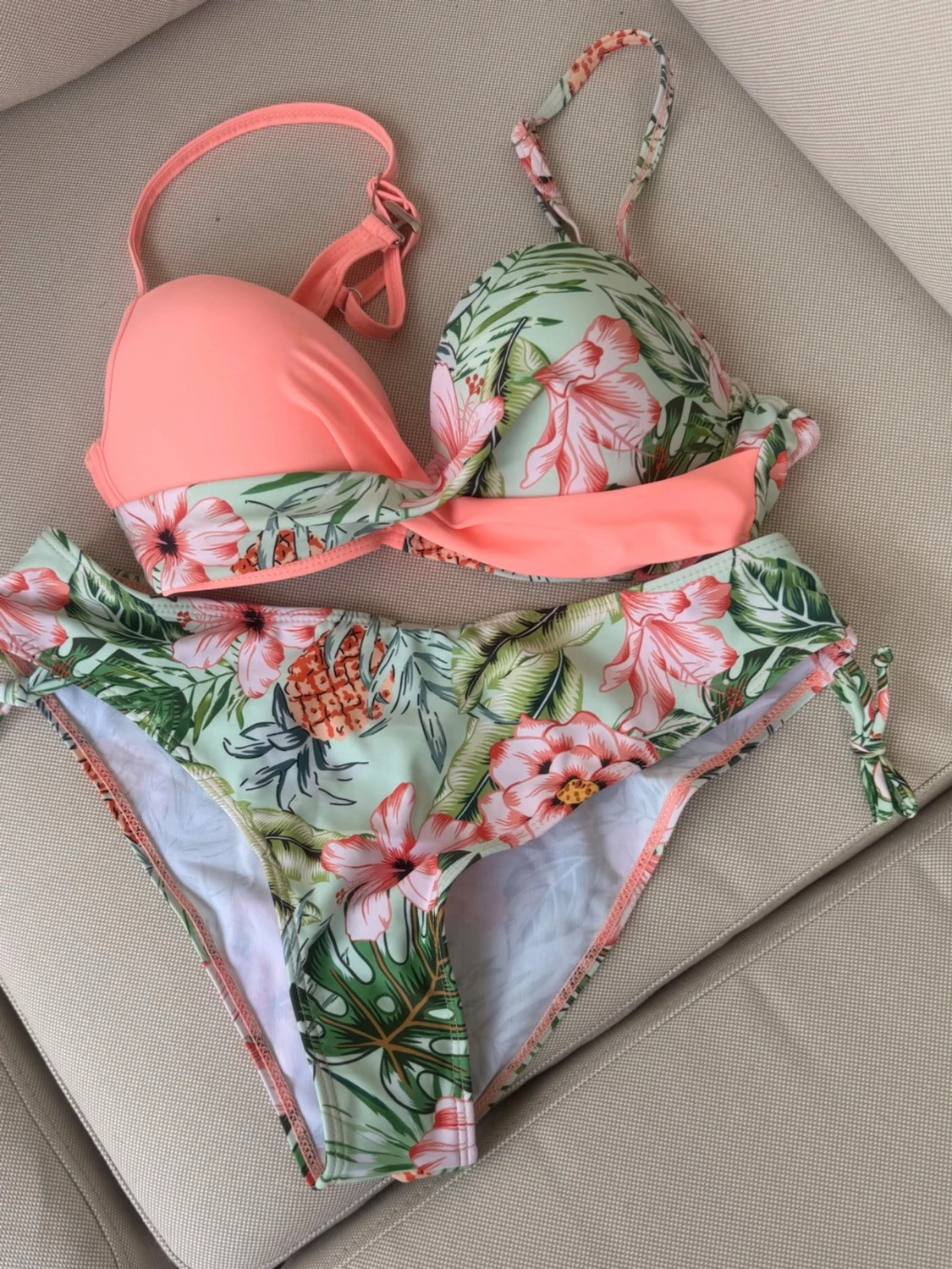 Blommig bikini med knyt och volang