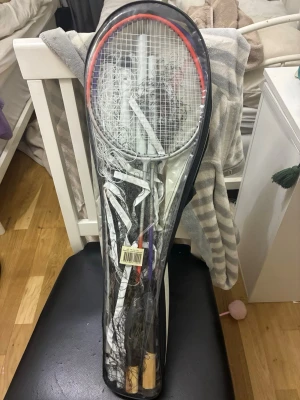 Badmintonset med 4 racketar, bollar, nät och stativ - Badmintonset från Brother. Innehåller 4 racketar, bollar, nät och stativ. Perfekt för fritidsspel.