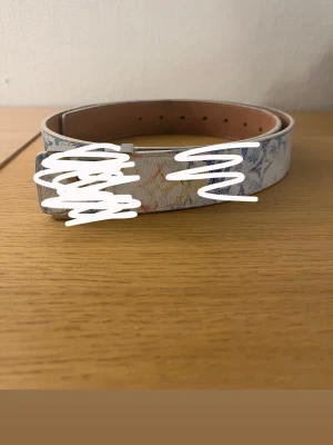 Snygg vitt bälte‼️ - Säljer ett vitt bälte, med det klassiska monogrammönstret i flera färger. Bältet har en stilren, fyrkantig metallspänne. Perfekt för att lyfta vilken outfit som helst.‼️🔥