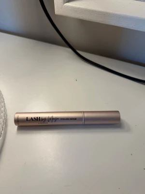 Lash by Maja Eyelash Serum - Ett ögonfransserum från Lash by Maja London i en stilren, matt ljusrosa tub. Perfekt för dig som vill boosta dina fransar och få dem att se längre och fylligare ut. Enkel att applicera med smidig borste. Snygg och modern design som passar i necessären.