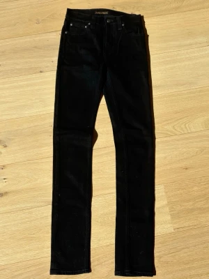 Nudie Jeans  - Ett par schysta, feta svarta Nudie Jeans! Mycket bra skick! W:26 L:32 Skriv direkt för frågor och prisförslag!💯🔥