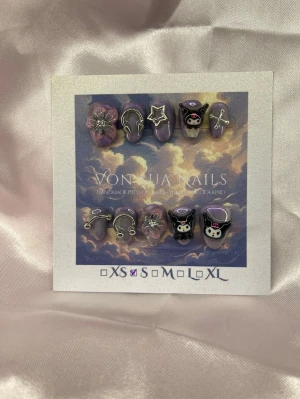 KuromiDream (S);ExtraShortAlmond  - Handgjorda press-on naglar i lila med 3D-dekorationer som stjärnor, blommor, kors och Kuromi-figurer. Perfekt för dig som vill ha en unik och lekfull nagelstil.S: 15 mm, 11,5 mm, 12 mm, 11 mm, 9 mm 