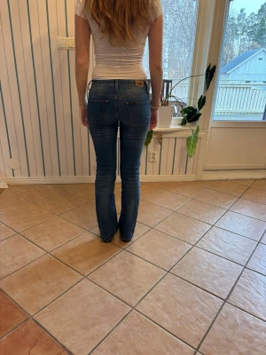 Blå raka jeans från Lee - Lågmidjade och uppsprättade längst ner 🩷