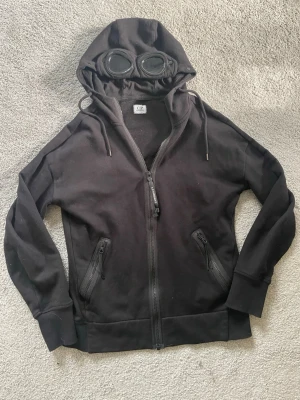 Svart zip hoodie  från C.P. Company - Säljer en svart hoodie från C.P. Company med zip. Bra skick