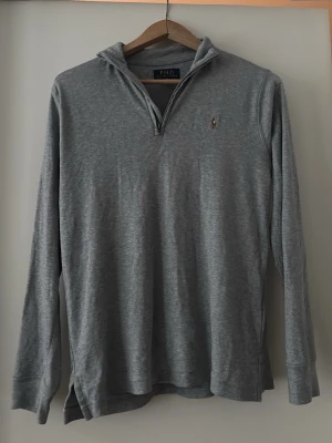Ralph Lauren half zip - En riktigt fräsch raffe half zip. Använd 1 gång och äkta. Köptes från kidsbrandstore nån vecka sedan. Nypris: 1249kr. Priset är ej hugget i sten. Skriv vid frågor!☺️