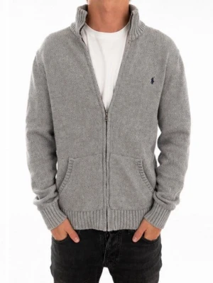 Grå cardigan ziptröja  från Polo Ralph Lauren - Säljer min polo Ralph Lauren ziptröjs storlek S. Nypris på denna zip tröjan ligger på 1299kr. Tröjan passar från ca 170cm till 183cm. Jag är 178cm. 