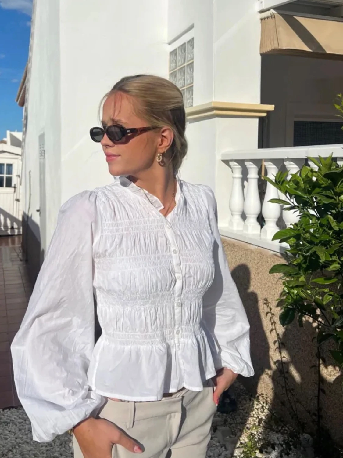 Vit blus med puffärm och smock