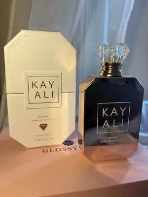 Kayali utopia vanilla coco 21 100 ml - Säljer nu min kayali utopia vanilla coco 21, 100 ml och den är helt ny💕säljer den eftersom att jag redan har andra parfymer, orginalpriset ligger på ca 1500kr 